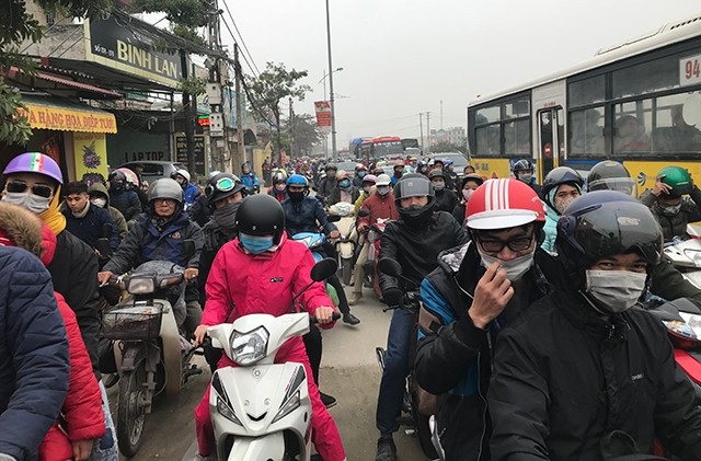 Đường trên cao, cửa ngõ Thủ đô ùn tắc nghiêm trọng - 7 Nhiều người điều khiển xe máy đi lên cả vỉa hè tìm cách thoát thân