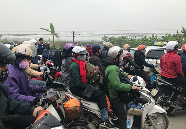 Đường trên cao, cửa ngõ Thủ đô ùn tắc nghiêm trọng - 10 Nhiều người bị giam trong giá rét hàng giờ không tìm được lối thoát