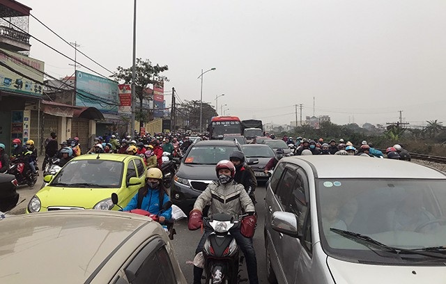 Đường trên cao, cửa ngõ Thủ đô ùn tắc nghiêm trọng - 8 Đường trên cao, cửa ngõ Thủ đô ùn tắc nghiêm trọng - 8