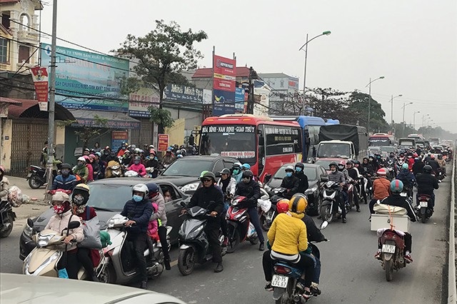 Đường trên cao, cửa ngõ Thủ đô ùn tắc nghiêm trọng - 9
Nguyên nhân gây ùn tắc quốc lộ 1 cũ là do tai nạn giao thông