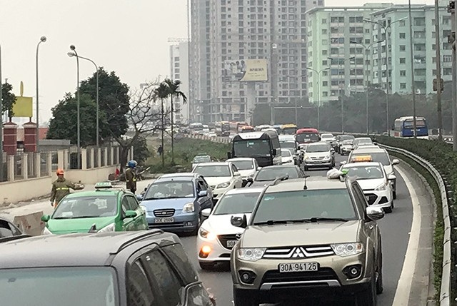 Đường trên cao, cửa ngõ Thủ đô ùn tắc nghiêm trọng - 11 Đầu đường cao tốc Pháp Vân - Cầu Giẽ hướng về Hà Nội bị ùn ứ nhẹ trong chiều nay