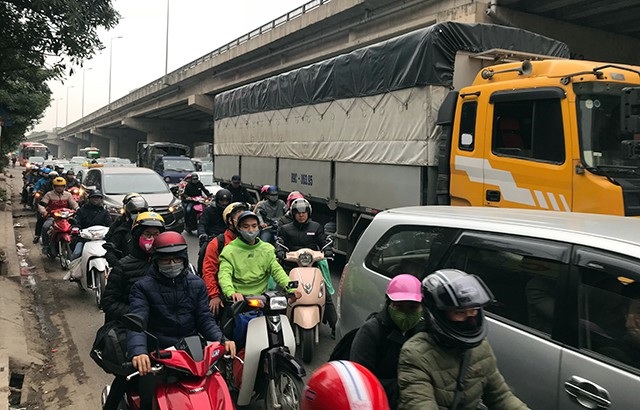Đường trên cao, cửa ngõ Thủ đô ùn tắc nghiêm trọng - 12 Cửa ngõ phía Nam Hà Nội hướng ra đường Giải Phóng cũng nóng cảnh ùn tắc giao thông.