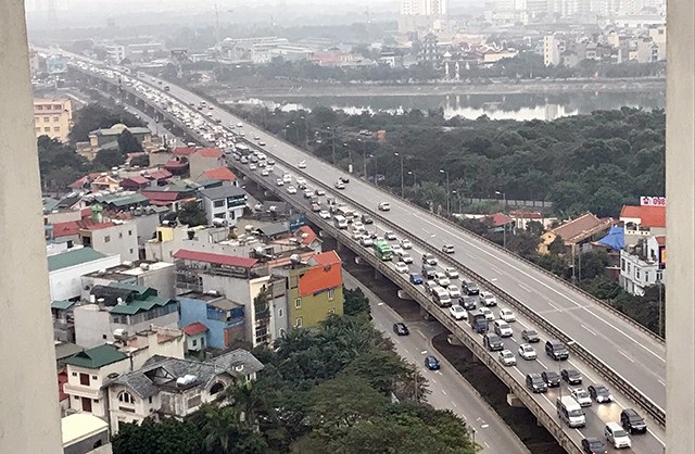 Đường trên cao, cửa ngõ Thủ đô ùn tắc nghiêm trọng - 1
Chiều nay, hàng nghìn lượt người đổ về Thủ đô sau kỳ nghỉ Tết dương lịch khiến các tuyến đường phía Nam bị ùn tắc nghiêm trọng