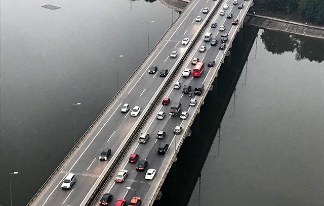 Đường trên cao, cửa ngõ Thủ đô ùn tắc nghiêm trọng - 4 Đường trên cao, cửa ngõ Thủ đô ùn tắc nghiêm trọng - 4