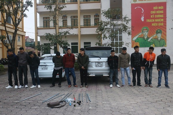 Các đối tượng cùng tang vật tại trụ sở Công an thành phố Hà Tĩnh.