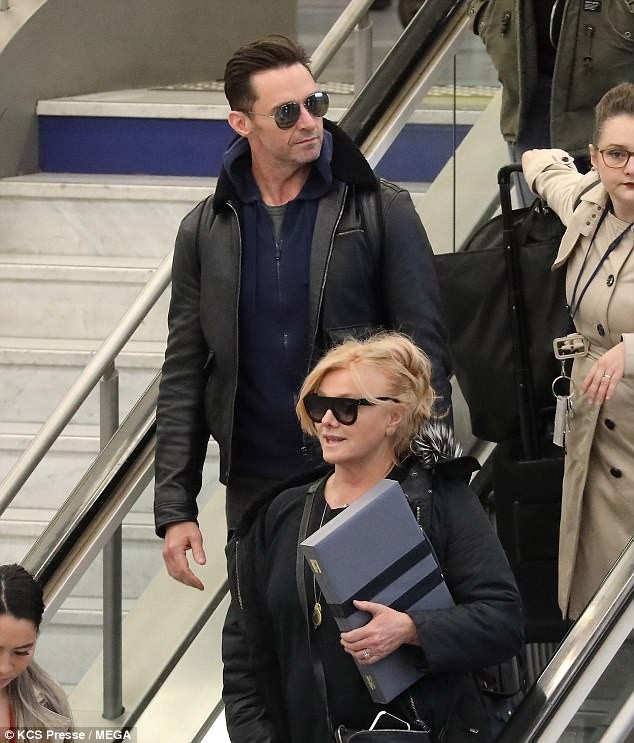 22 năm hôn nhân đáng ngưỡng mộ của Hugh Jackman và “bà xã” hơn 13 tuổi - 11
Dù hiện tại, Hugh nổi tiếng hơn vợ và ngày càng phong độ, điển trai, anh vẫn không thay lòng đổi dạ. Hugh cho biết, với anh, người bạn đời Deborra không chỉ là thần tượng, đồng nghiệp mà còn là một người không thể thay thế.