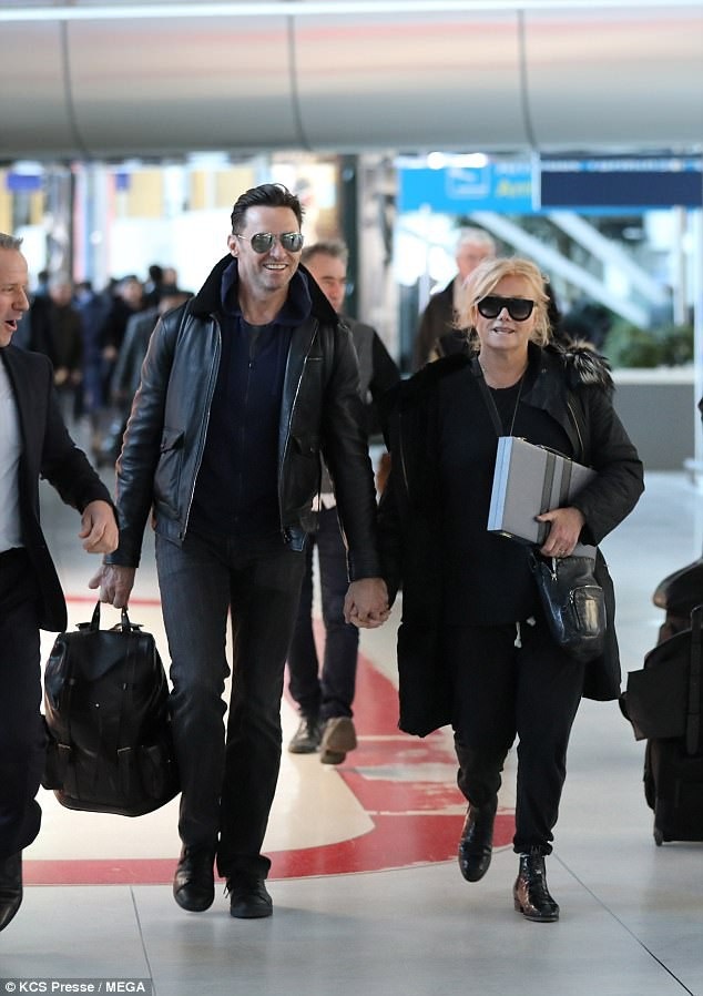 22 năm hôn nhân đáng ngưỡng mộ của Hugh Jackman và “bà xã” hơn 13 tuổi - 10
Cặp đôi làm đám cưới sau 1 năm tình hiểu. Cho tới bây giờ, Hugh vẫn luôn duy trì thói quen nắm tay vợ nơi đông người.