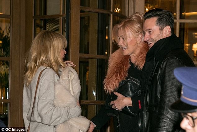 22 năm hôn nhân đáng ngưỡng mộ của Hugh Jackman và “bà xã” hơn 13 tuổi - 5
Kylie chúc vợ chồng Hugh có một kỳ nghỉ ngọt ngào tại Paris, Pháp.
