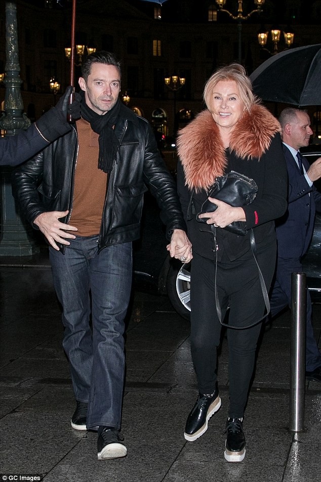 22 năm hôn nhân đáng ngưỡng mộ của Hugh Jackman và “bà xã” hơn 13 tuổi - 1
Vợ chồng Hugh Jackman và Deborra-Lee Furness thu hút sự chú ý của truyền thông khi họ xuất hiện cùng nhau tại Paris, Pháp, ngày 16/1. Cặp đôi đang tận hưởng kỳ nghỉ tại quốc gia châu Âu này nhân dịp năm mới.
