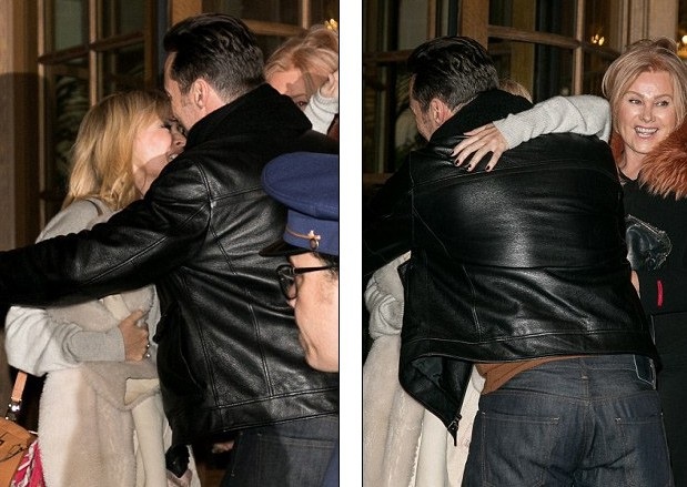 22 năm hôn nhân đáng ngưỡng mộ của Hugh Jackman và “bà xã” hơn 13 tuổi - 4
Hugh vui vẻ ôm hôn tạm biệt người đồng hương.