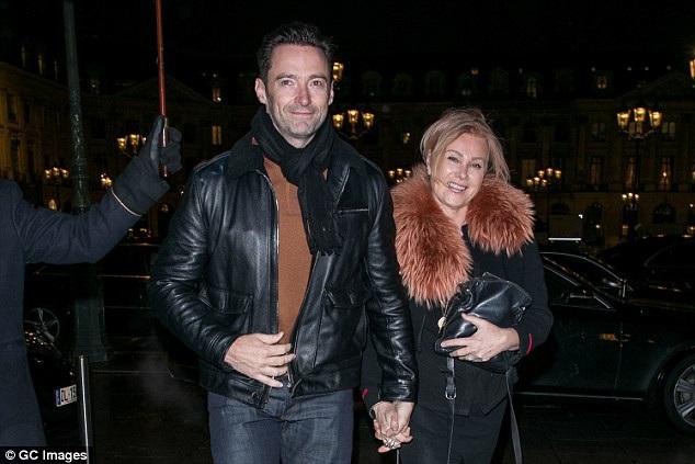 22 năm hôn nhân đáng ngưỡng mộ của Hugh Jackman và “bà xã” hơn 13 tuổi - 2
Jack Hughman nắm tay vợ rất tình cảm và dịu dàng. Mọi ánh mắt đều đổ về phía cặp vợ chồng nổi tiếng khi họ cùng đi dạo trên đường phố Paris.