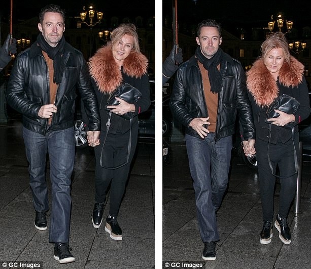 22 năm hôn nhân đáng ngưỡng mộ của Hugh Jackman và “bà xã” hơn 13 tuổi - 8
Hugh từng thổ lộ rằng, ngay từ lần gặp gỡ đầu tiên, anh đã tin Deborra là người phụ nữ của đời mình và quyết định theo đuổi cô. Hơn chồng tới 13 tuổi, Deborra từng không dám chấp nhận tình cảm của Hugh nhưng chính sự chân thành của nam diễn viên người Úc đã khiến cô mở lòng và quyết định đón nhận tình cảm của anh.