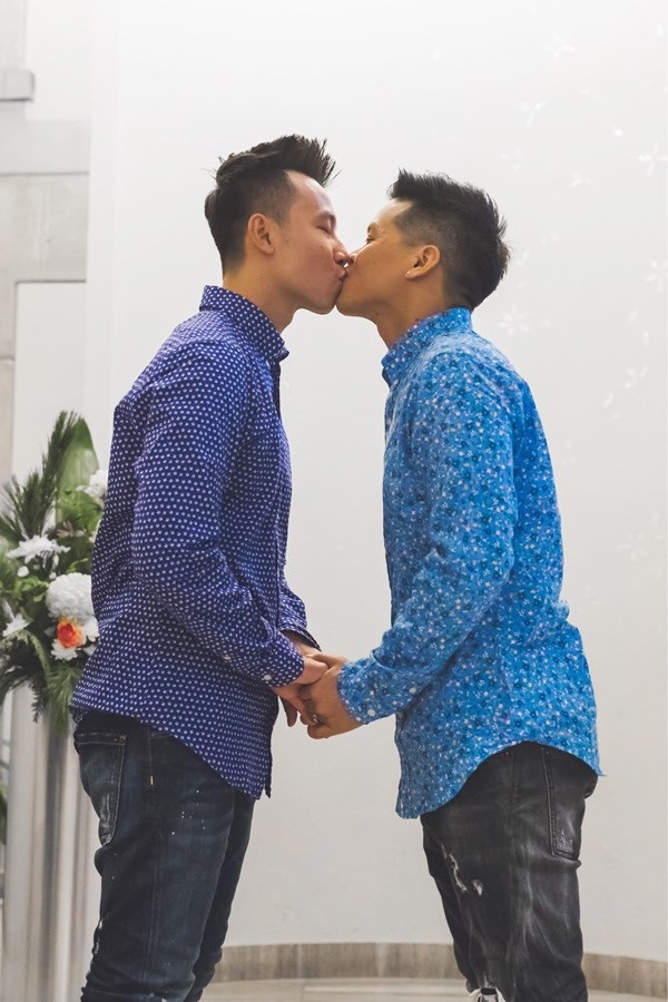 Nụ hôn ướt át của những sao Việt công khai yêu đồng giới - 10 Trong mắt John Huy Trần, Nhiệm Huỳnh là một người rất thông minh, là tuýp người gắn bó với gia đình, rất lãng mạn, hài hước và rất giống anh ở khoản “điên”.