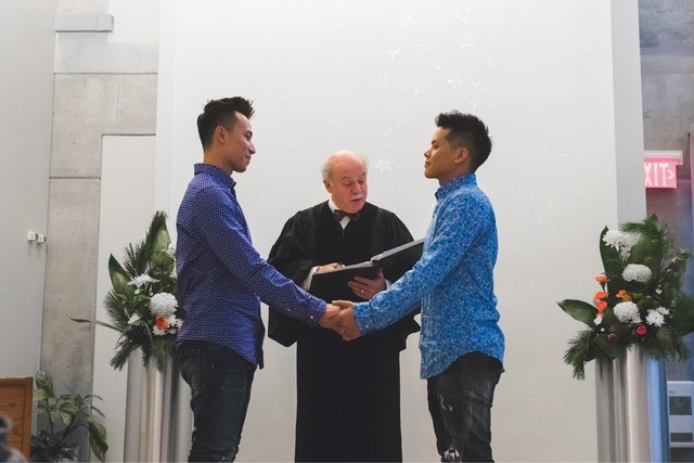 Nụ hôn ướt át của những sao Việt công khai yêu đồng giới - 9 Với cặp đôi John Huy và Nhiệm Huỳnh, lần đăng ký kết hôn này có ý nghĩa vô cùng quan trọng, đánh dấu cuộc hôn nhân của cả hai được luật pháp công nhận.