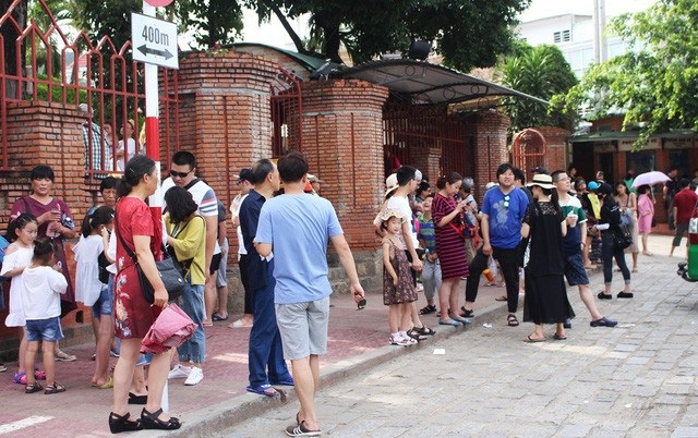 Du khách Trung Quốc tham quan tháp bà Ponagar Nha Trang