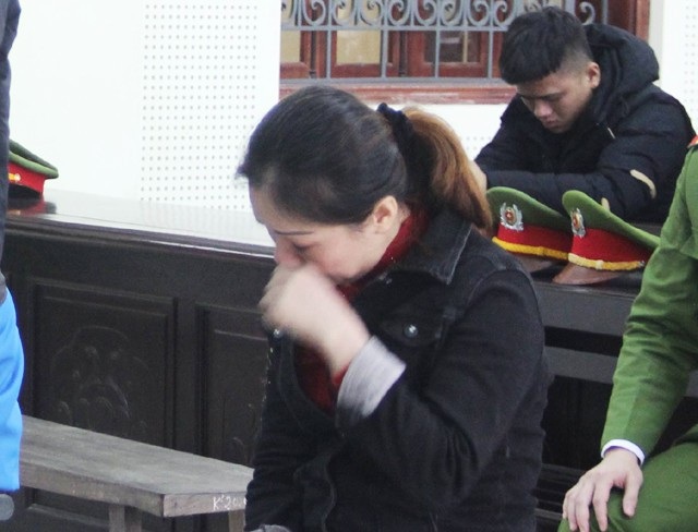 Nữ quái giấu hơn 1kg ma túy đá trong người con gái 5 tuổi - 2 Nguyễn Thị Kim Anh nhiều lần bật khóc tại tòa. Thời điểm bị bắt giữ, Kim Anh đang nợ bản án 6 năm tù về tội Lừa đảo chiếm đoạt tài sản