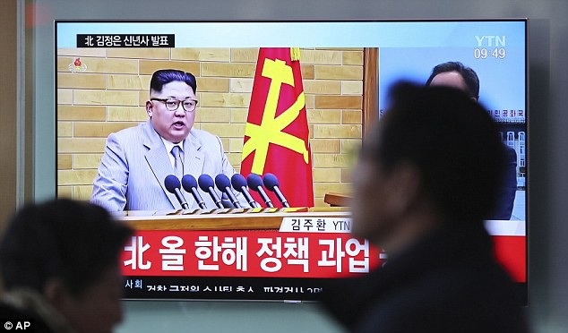 Ông Kim Jong-un cảnh báo nút kích hoạt hạt nhân luôn trên bàn làm việc - 1
Nhà lãnh đạo Triều Tiên Kim Jong-un. (Ảnh: AP)