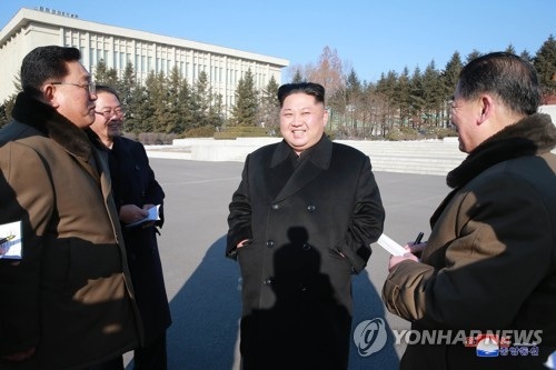 Ông Kim Jong-un tuyên bố không sợ dù bị trừng phạt 100 năm nữa - 1
Nhà lãnh đạo Triều Tiên Kim Jong-un (giữa) thăm Học viện Khoa học quốc gia ngày 12/1. (Ảnh: Yonhap)