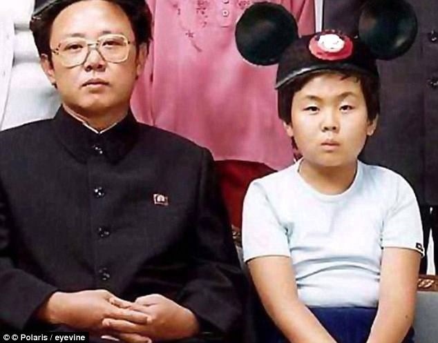 Ông Kim Jong-un trong kí ức của bạn bè thời du học tại Thụy Sĩ - 1
Ông Kim Jong-un thời nhỏ chụp ảnh cùng cha - cố lãnh đạo Kim Jong-il (Ảnh: Polaris)