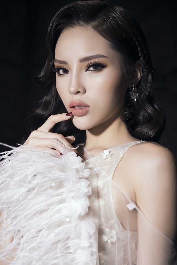 Dàn Hoa hậu, Á hậu hé lộ kế hoạch "bước ngoặt cuộc đời" năm mới 2018 - 1 Kỳ Duyên - Hoa hậu Việt Nam 2016 hào hứng chia sẻ: “2018 chắc chắn sẽ là một năm ghi dấu những sự kiện đặc biệt trong đời của Kỳ Duyên. Tôi sẽ tốt nghiệp ĐH Ngoại thương trong năm nay. Kỳ Duyên luôn xác định Hoa hậu không phải một nghề, để được mọi người yêu mến và nhớ đến mình, Kỳ Duyên phải tìm cho mình đam mê riêng để theo đuổi”.