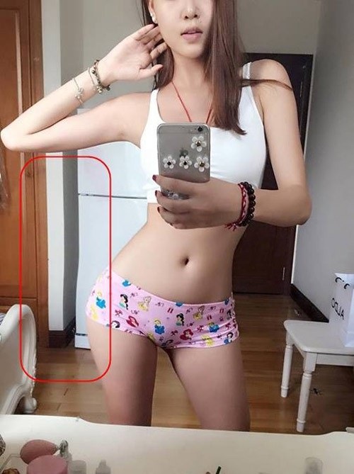 Loạt ảnh “tố cáo” sao Việt photoshop quá đà để có "siêu vòng 3" - 9 Kỳ Hân phải chăng vì mải mê khoe dáng mà không để ý phần tủ lạnh phía sau đã xiêu vẹo?