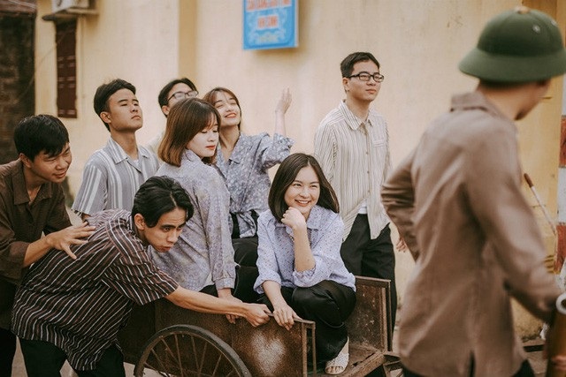 7 bộ ảnh kỷ yếu "độc nhất vô nhị" gây sốt trong năm 2017 - 13 Xem thêm: Bộ ảnh kỷ yếu như thời bao cấp của sinh viên Hà Nội