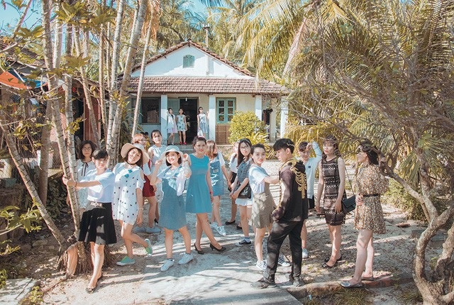 7 bộ ảnh kỷ yếu "độc nhất vô nhị" gây sốt trong năm 2017 - 9 Xem thêm: Kỷ yếu như hình trên tạp chí du lịch của sinh viên Quy Nhơn