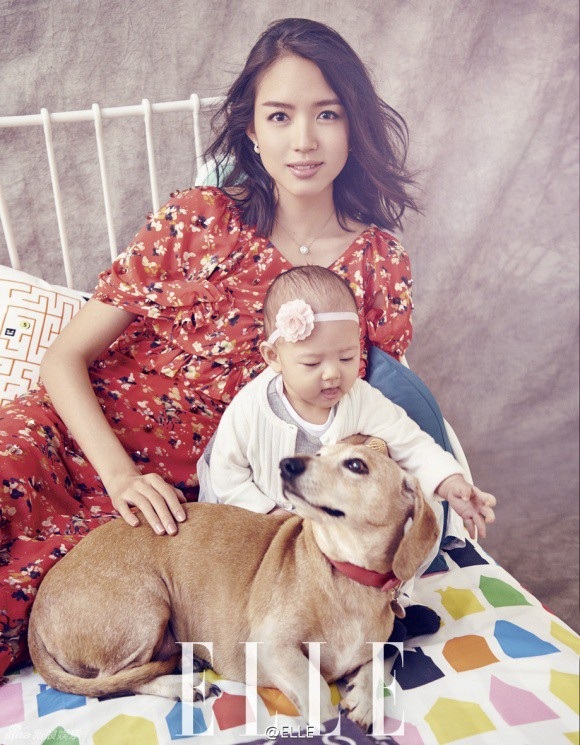 
Hoa hậu khoe con gái trên tạp chí Elle, năm 2017.
