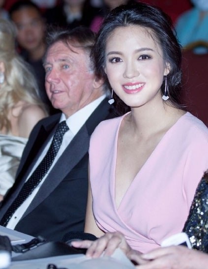 
Người đẹp là giám khảo tại cuộc thi Hoa hậu Thế giới năm 2015 vào tháng 12/2015. Thời điểm này, cô đang mang thai con gái được khoảng 5 tháng.
