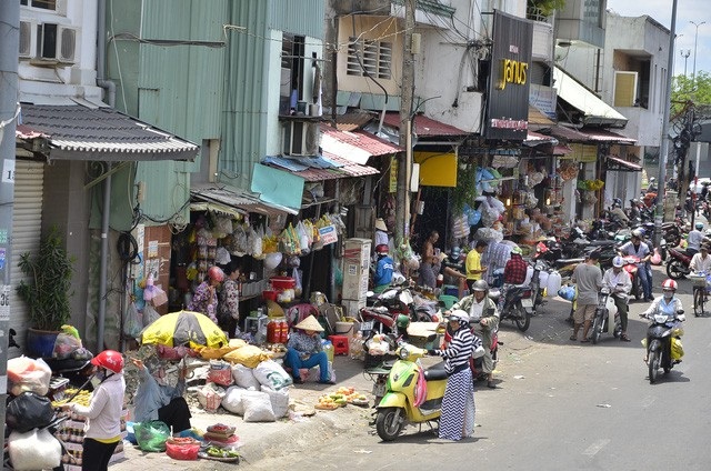 Vỉa hè như mảnh đất vàng, sơ hở là có người vào “chiếm” - 1 Lấn chiếm vỉa hè trên đường Cô Giang, quận 1 (ảnh: Đình Thảo)