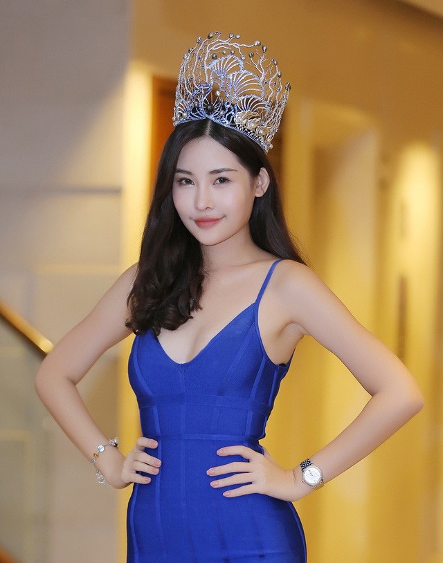 Dàn Hoa hậu, Á hậu lên án việc miệt thị màu da tân Hoa hậu H'Hen Niê - 1 Từng rơi vào hoàn cảnh bị tranh cãi vào nhan sắc sau khi đăng quang giống HHen Niê, Lê Âu Ngân Anh dẫn dắt quan điểm bằng câu nói ý nhị: Đừng đánh phụ nữ dù chỉ bằng một cành hoa. (Ảnh: NVCC).