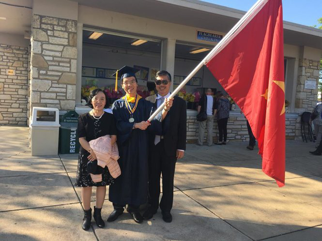 Cha mẹ Quang Liêm bay sang Mỹ dự lễ tốt nghiệp của con trai.