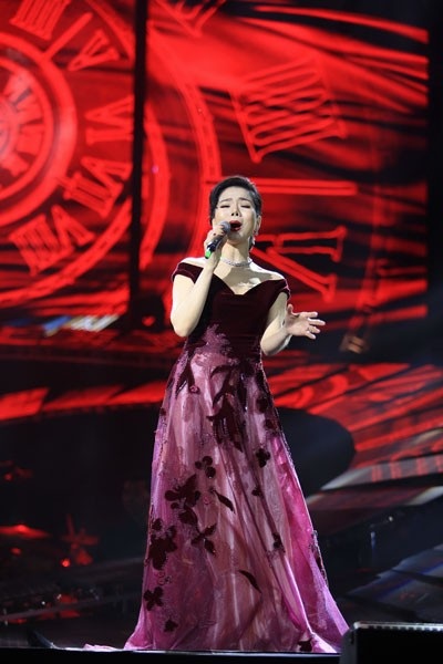 Quang Dũng nắm tay Lệ Quyên bước từ nhạc Trịnh sang… Bolero - 6 Để rồi, sau 12 ca khúc nhạc Trịnh, cô tiếp tục trở về với những ca khúc khác nổi tiếng gắn với tên tuổi của mình. Khán giả lại thấy một Lệ Quyên đầy cảm xúc, kĩ thuật điêu luyện trong từng câu chữ với những ca khúc như: “Người tình”, “Ngày sau sẽ ra sao”, “Anh còn nợ em”, “Bài không tên số 7”, “Nắng có còn xuân”...