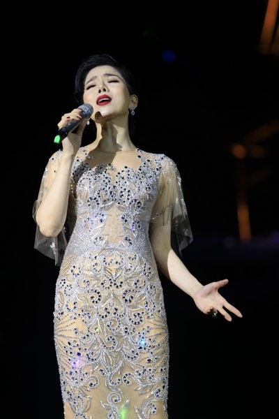 Quang Dũng nắm tay Lệ Quyên bước từ nhạc Trịnh sang… Bolero - 5 Không thể phủ nhận sự dàn dựng từ sân khấu đến âm thanh, phụ họa của đạo diễn Nguyễn Việt Thanh cùng sự hỗ trợ của ban nhạc Không Tên, nhóm vũ công đã giúp Lệ Quyên thăng hoa với nhạc Trịnh.