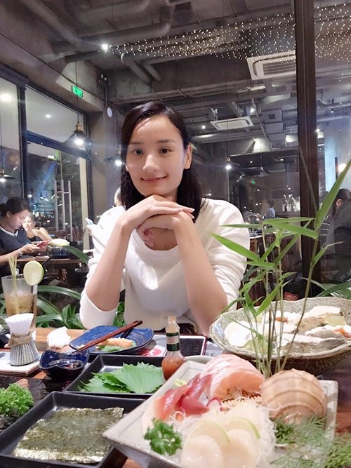 Bình Minh khoe ảnh gia đình hạnh phúc sau "sóng gió"; Elly Trần "cởi áo" khoe vòng 1 - 14 Đỗ An chia sẻ ảnh đi ăn cùng vợ Lê Thúy và chia sẻ lời yêu thương cho bà xã, anh viết: Vợ này! Anh cảm ơn vợ, vì sau ba năm và tất cả những sóng gió, em vẫn ở đây bên anh. Cuộc sống của chúng ta, không dễ dàng như mọi người vẫn nghĩ. Nhưng với em, anh đã thấy nó dễ hơn rất nhiều! Cảm ơn em, vì đã luôn đem cho anh cảm giác bình yên, mà chỉ có em mới biết làm cách nào để có. Để trong những lúc sóng lớn, anh vẫn có thể dừng, và trở về. Anh cảm ơn vợ vì tối nay, không son phấn, chỉ mặt mộc, áo thun. Anh gặp lại cô gái chân chất, mộc mạc của 3 năm về trước, mà anh đã yêu, từ những lần gặp đầu tiên. Anh yêu em.