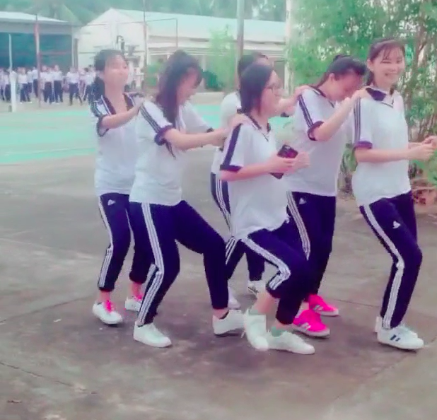 “Vũ điệu lùi xe” làm mưa làm gió mạng xã hội - 1 “Vũ điệu lùi xe” làm mưa làm gió mạng xã hội - 1