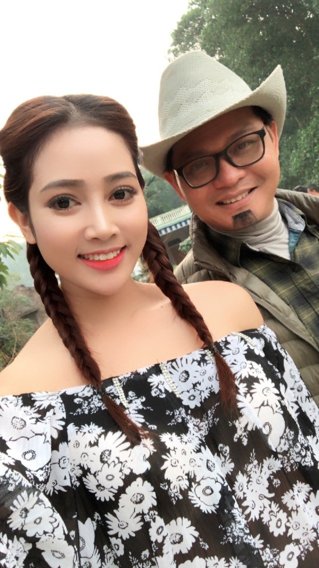 NSND Trần Nhượng tự “minh oan”, MC Lại Văn Sâm bênh vực “người kế nhiệm” - 11 Nữ diễn viên nóng bỏng Lương Thanh Hằng tiết lộ, trong phim “Đại gia chân đất” hay “Làng ế vợ” cô có rất nhiều tình huống “dở khóc, dở cười”, thậm chí là tái mét vì sợ hãi.