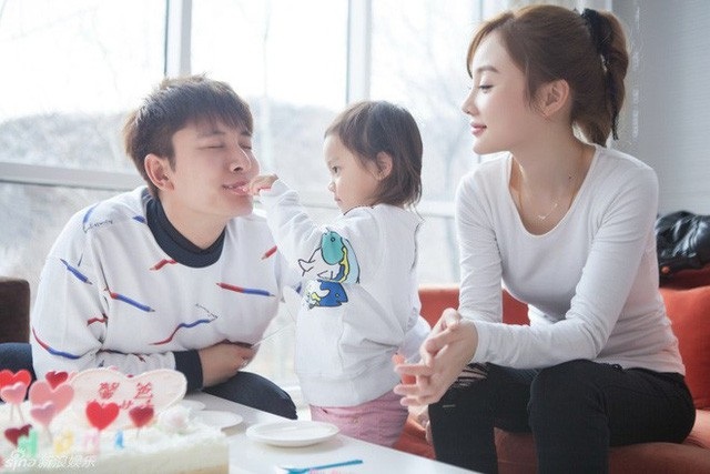 Giả Nãi Lượng lần đầu mỉm cười sau scandal vợ ngoại tình với đàn em kém 13 tuổi - 3
Cặp đôi đón con gái đầu lòng chào đời vào cuối năm 2012. Gia đình ba người của họ luôn khiến fan ngưỡng mộ.