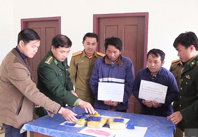 Trinh sát biên phòng quật ngã 2 người Lào vận chuyển 18 nghìn viên ma túy - 1 Lò Đao và Già Xúc Văn Xay (áo xanh) tại trụ sở Công an tỉnh Xiêng Khoảng