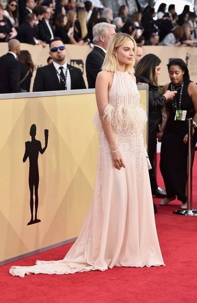 Niclole Kidman giành thêm giải lớn - 25
Margot Robbie kiêu sa trọng bộ váy trắng