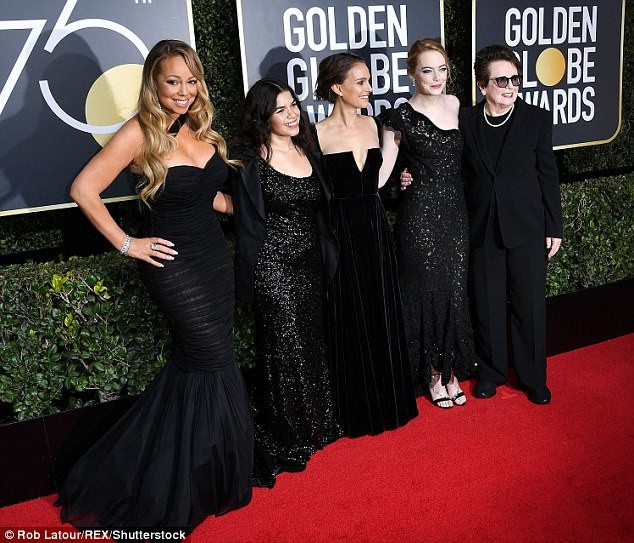 Phẫu thuật giảm hơn 11kg, Mariah Carey tự tin diện váy ôm sát - 8
Mariah Carey tự tin tạo dáng bên các đồng nghiệp trên thảm đỏ của lễ trao giải Quả cầu vàng 2018.