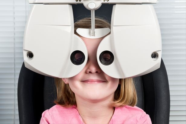 Khám mắt định kì có thể phát hiện các dấu hiệu sớm của bệnh.