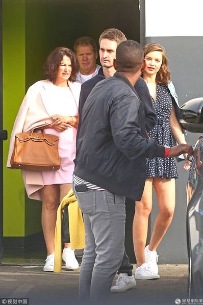 Miranda Kerr khoe bụng bầu quyến rũ tại lễ trao giải Quả cầu vàng 2018 - 9
Ngày 7/1, Miranda và Evan xuất hiện tại Los Angeles, Mỹ để chuẩn bị tiệc sinh nhật cho cậu con trai riêng, Flynn.