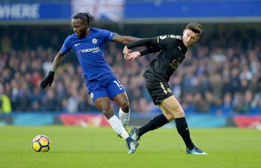 Chelsea 0-0 Leicester: Thất vọng với nhà đương kim vô địch - 8
Victor Moses (trái) tranh bóng với Ben Chilwell (phải)
