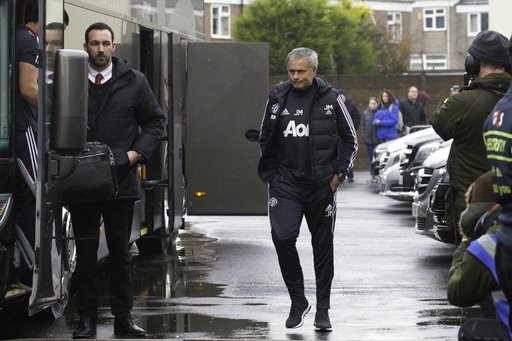 Burnley 0-1 Man Utd: Dấu ấn của Martial - 9
Mourinho và các học trò tới Turf More