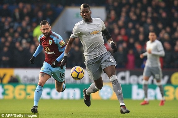 Burnley 0-1 Man Utd: Dấu ấn của Martial - 7
Pogba (phải) đi bóng trước sự truy cản của Steven Defour (trái)
