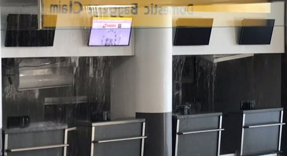 “Bom tuyết” kèm vỡ ống nước, sân bay Mỹ hỗn loạn - 4 Những hình ảnh chụp từ hiện trường cho thấy nước chảy từ trên trần xuống quầy làm thủ tục đăng ký tại sân bay trong khi sàn nhà cũng lênh láng nước. (Ảnh: Dailymail)