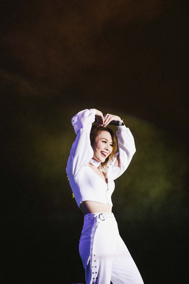 Trong một lần trình diễn tại Hà Nội, Mỹ Tâm làm nhiều người bất ngờ khi chia sẻ về nụ hôn đầu tiên của mình. Cô cho biết, vào một đêm trăng đẹp, người yêu đã nắm tay cô rồi bất ngờ hôn mình ngay trên sân thượng. Cảm giác đó đến bay giờ vẫn làm cô xúc động mỗi khi nhớ lại. Đó cũng là nguồn cảm hứng để giọng ca gốc Đà Nẵng sáng tác ca khúc “Nụ hôn bất ngờ”, từng trở thành hiện tượng của làng nhạc Việt khi vừa mới phát hành.