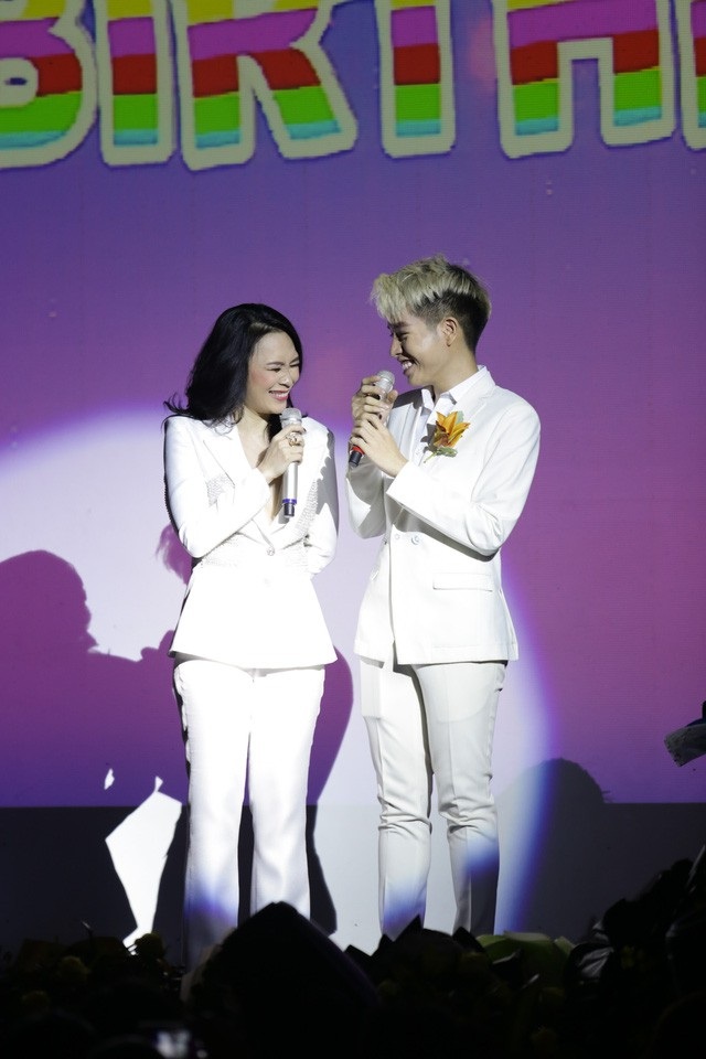 Mới đây nhất, trong clip ghi lại màn đối thoại dễ thương giữa Mỹ Tâm - Đức Phúc nhân dịp nữ ca sĩ 37 tuổi đang được lan truyền trên mạng xã hội, nữ ca sĩ gật gù tâm đắc với học trò về quan điểm chồng con. Đức Phúc nói: Thực sự hôm nay con chỉ muốn chúc cô thật nhiều sức khoẻ... Còn việc lấy chồng thì con nghĩ mọi thứ nên để tự nhiên. Tự nhiên đến thì chúng ta sẽ đón nhận. Tự nhiên nhưng tự dưng lại là ngày mai hay 10 năm sau, cứ để tự nhiên nó đến. Sau lời chúc của học trò, Mỹ Tâm cười và đáp: Cô cũng nghĩ thế, cô cũng tiếp lời học trò và nói nếu mọi việc tự nhiên đến thì sẽ không từ chối.