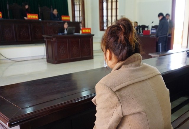 Cần tiền đám cưới cho con trai, cha bán con gái sang Trung Quốc - 2 Thấy bạn đi Trung Quốc lấy chồng, Lữ Thị A. cũng khóc xin bố và anh trai đi theo. Sau khi sinh con với người Trung Quốc, A. để con ở lại và trở về Việt Nam